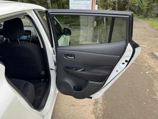 Белый Ниссан Лиф, объемом двигателя 0 л и пробегом 143 тыс. км за 5700 $, фото 15 на Automoto.ua