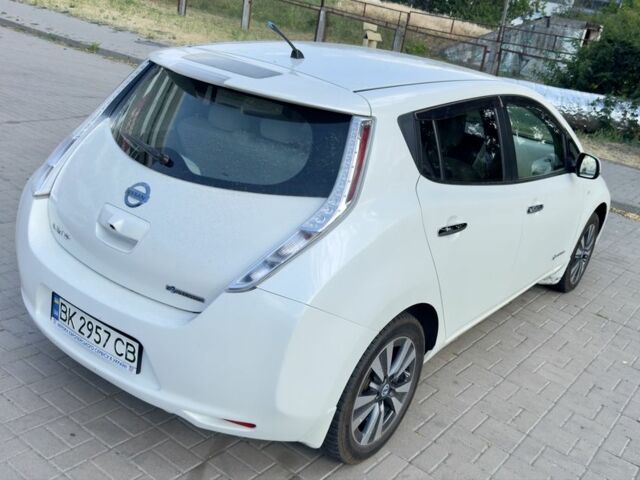 Белый Ниссан Лиф, объемом двигателя 0 л и пробегом 121 тыс. км за 6800 $, фото 10 на Automoto.ua