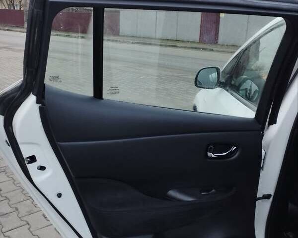 Белый Ниссан Лиф, объемом двигателя 0 л и пробегом 91 тыс. км за 6800 $, фото 18 на Automoto.ua