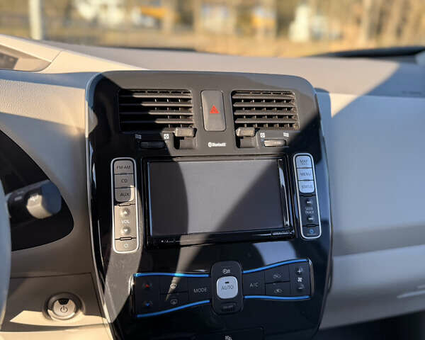 Белый Ниссан Лиф, объемом двигателя 0 л и пробегом 123 тыс. км за 5600 $, фото 9 на Automoto.ua