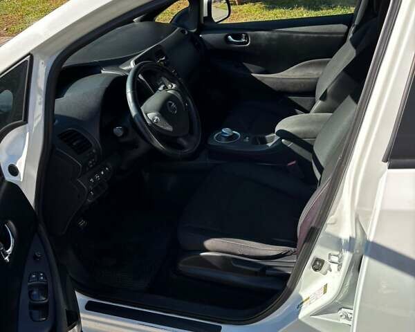 Белый Ниссан Лиф, объемом двигателя 0 л и пробегом 131 тыс. км за 7000 $, фото 11 на Automoto.ua