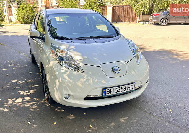 Білий Ніссан Ліф, об'ємом двигуна 0 л та пробігом 150 тис. км за 6800 $, фото 1 на Automoto.ua