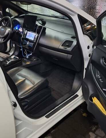 Білий Ніссан Ліф, об'ємом двигуна 0 л та пробігом 217 тис. км за 10500 $, фото 34 на Automoto.ua