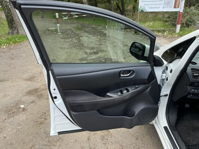 Белый Ниссан Лиф, объемом двигателя 0 л и пробегом 143 тыс. км за 5700 $, фото 11 на Automoto.ua