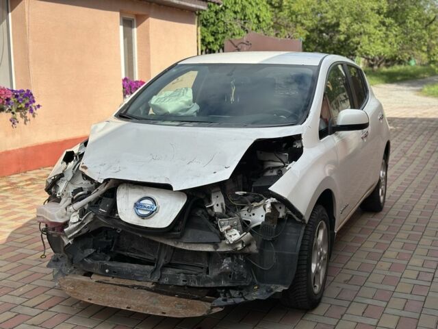Білий Ніссан Ліф, об'ємом двигуна 0 л та пробігом 240 тис. км за 3500 $, фото 1 на Automoto.ua