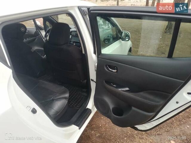 Белый Ниссан Лиф, объемом двигателя 0 л и пробегом 129 тыс. км за 7200 $, фото 18 на Automoto.ua