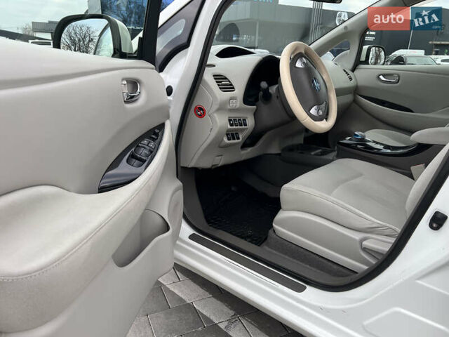 Белый Ниссан Лиф, объемом двигателя 0 л и пробегом 115 тыс. км за 4800 $, фото 6 на Automoto.ua