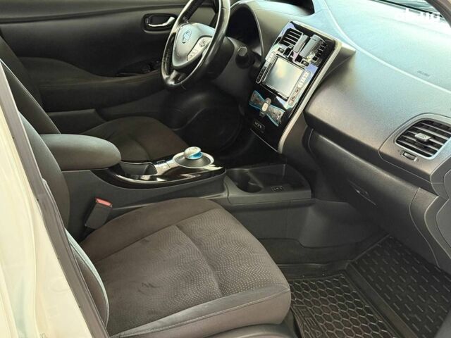 Белый Ниссан Лиф, объемом двигателя 0 л и пробегом 102 тыс. км за 6490 $, фото 19 на Automoto.ua