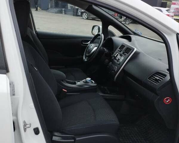 Белый Ниссан Лиф, объемом двигателя 0 л и пробегом 91 тыс. км за 6800 $, фото 13 на Automoto.ua