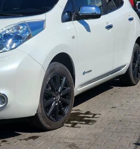 Белый Ниссан Лиф, объемом двигателя 0 л и пробегом 137 тыс. км за 6500 $, фото 1 на Automoto.ua