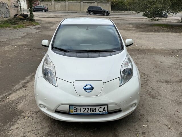 Белый Ниссан Лиф, объемом двигателя 0 л и пробегом 143 тыс. км за 5700 $, фото 1 на Automoto.ua