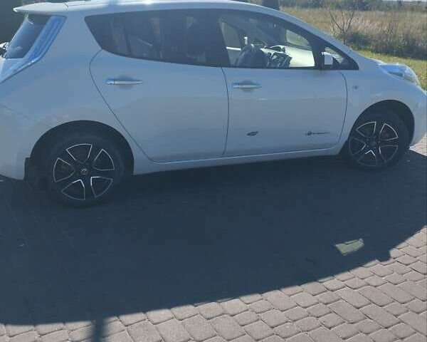 Белый Ниссан Лиф, объемом двигателя 0 л и пробегом 88 тыс. км за 7500 $, фото 7 на Automoto.ua