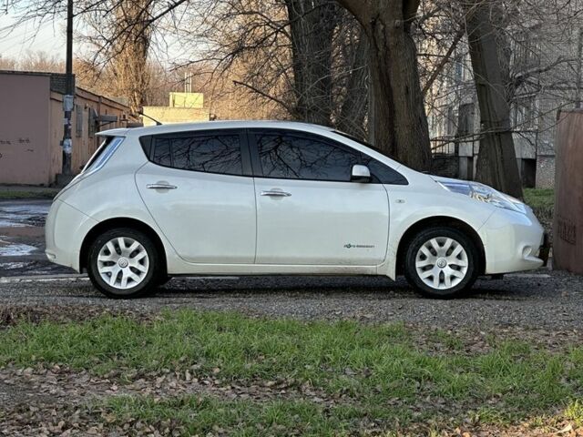 Белый Ниссан Лиф, объемом двигателя 0 л и пробегом 81 тыс. км за 6900 $, фото 1 на Automoto.ua