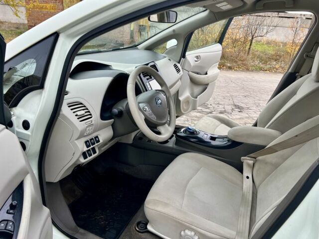 Белый Ниссан Лиф, объемом двигателя 0 л и пробегом 140 тыс. км за 4950 $, фото 21 на Automoto.ua