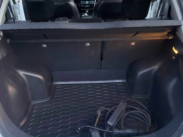 Белый Ниссан Лиф, объемом двигателя 0 л и пробегом 116 тыс. км за 5000 $, фото 9 на Automoto.ua