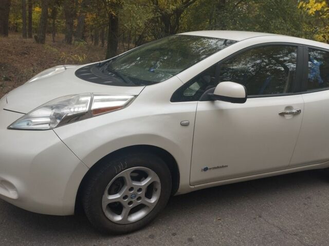 Белый Ниссан Лиф, объемом двигателя 0 л и пробегом 214 тыс. км за 7000 $, фото 6 на Automoto.ua