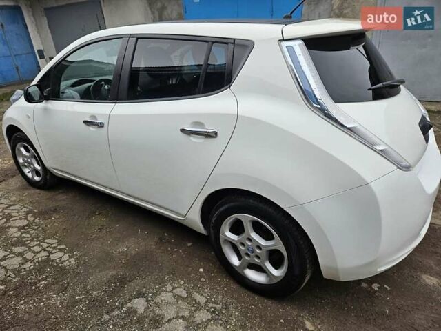 Белый Ниссан Лиф, объемом двигателя 0 л и пробегом 126 тыс. км за 7200 $, фото 2 на Automoto.ua