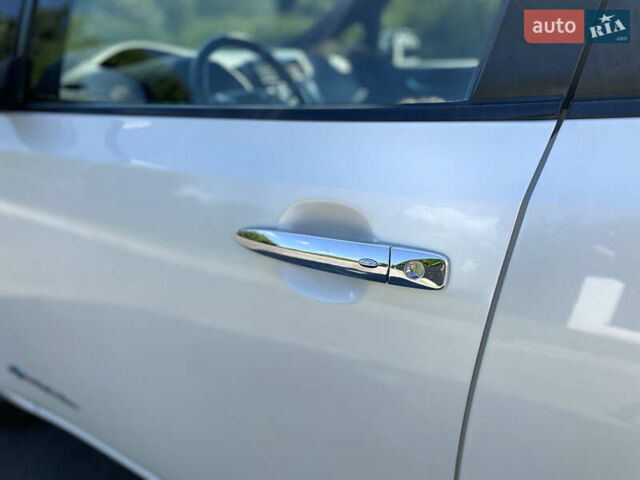 Белый Ниссан Лиф, объемом двигателя 0 л и пробегом 163 тыс. км за 7500 $, фото 10 на Automoto.ua