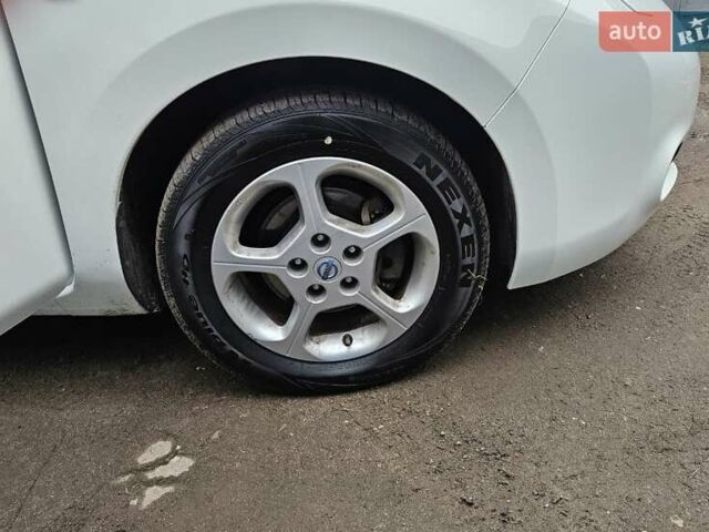 Белый Ниссан Лиф, объемом двигателя 0 л и пробегом 126 тыс. км за 7200 $, фото 5 на Automoto.ua