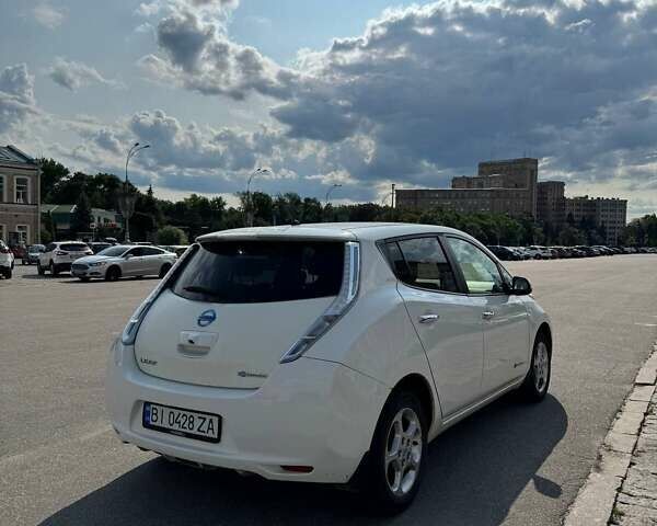 Белый Ниссан Лиф, объемом двигателя 0 л и пробегом 119 тыс. км за 5900 $, фото 8 на Automoto.ua