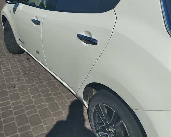 Белый Ниссан Лиф, объемом двигателя 0 л и пробегом 88 тыс. км за 7500 $, фото 2 на Automoto.ua