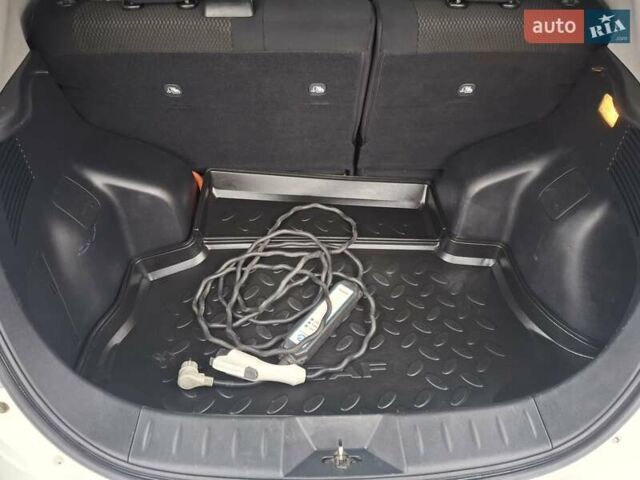 Білий Ніссан Ліф, об'ємом двигуна 0 л та пробігом 190 тис. км за 5900 $, фото 19 на Automoto.ua