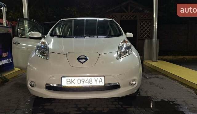 Білий Ніссан Ліф, об'ємом двигуна 0 л та пробігом 217 тис. км за 10500 $, фото 27 на Automoto.ua