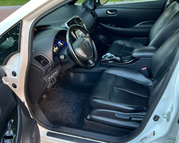 Белый Ниссан Лиф, объемом двигателя 0 л и пробегом 109 тыс. км за 7700 $, фото 20 на Automoto.ua