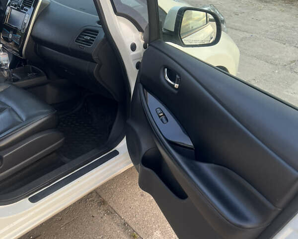 Белый Ниссан Лиф, объемом двигателя 0 л и пробегом 143 тыс. км за 7000 $, фото 17 на Automoto.ua