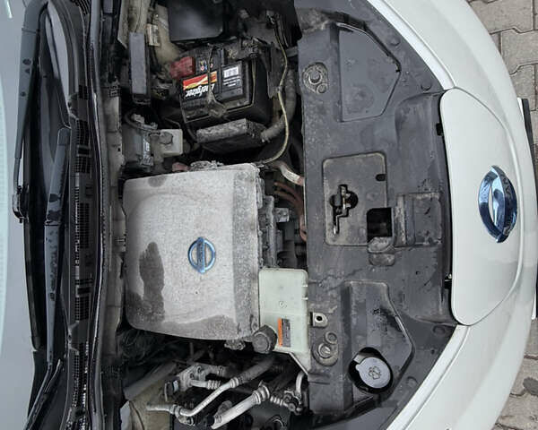 Білий Ніссан Ліф, об'ємом двигуна 0 л та пробігом 122 тис. км за 6200 $, фото 21 на Automoto.ua