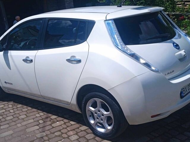 Белый Ниссан Лиф, объемом двигателя 0 л и пробегом 110 тыс. км за 6600 $, фото 4 на Automoto.ua