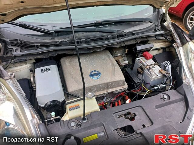 Белый Ниссан Лиф, объемом двигателя 0 л и пробегом 213 тыс. км за 5500 $, фото 7 на Automoto.ua