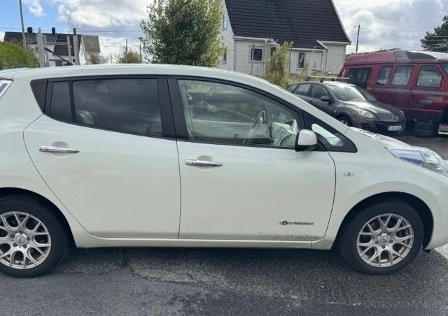 Белый Ниссан Лиф, объемом двигателя 0 л и пробегом 109 тыс. км за 4500 $, фото 2 на Automoto.ua