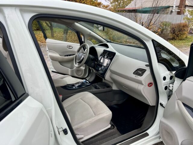 Белый Ниссан Лиф, объемом двигателя 0 л и пробегом 140 тыс. км за 4950 $, фото 19 на Automoto.ua