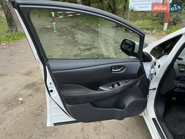 Белый Ниссан Лиф, объемом двигателя 0 л и пробегом 143 тыс. км за 5700 $, фото 10 на Automoto.ua