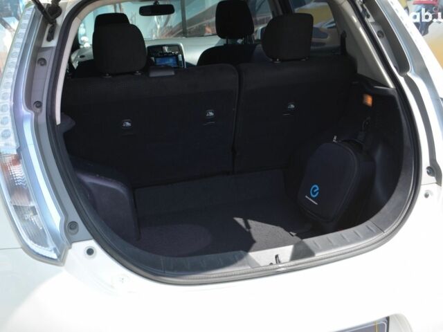 Белый Ниссан Лиф, объемом двигателя 0 л и пробегом 190 тыс. км за 5999 $, фото 18 на Automoto.ua