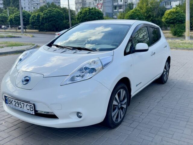 Белый Ниссан Лиф, объемом двигателя 0 л и пробегом 121 тыс. км за 6800 $, фото 6 на Automoto.ua