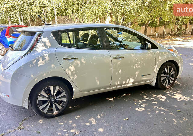 Білий Ніссан Ліф, об'ємом двигуна 0 л та пробігом 150 тис. км за 6800 $, фото 2 на Automoto.ua