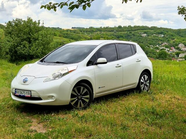 Белый Ниссан Лиф, объемом двигателя 0 л и пробегом 219 тыс. км за 7500 $, фото 1 на Automoto.ua