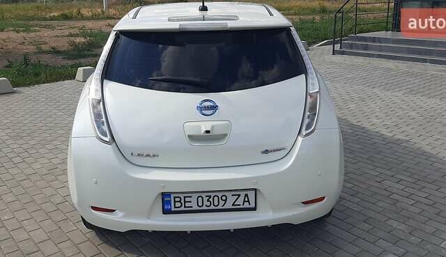 Белый Ниссан Лиф, объемом двигателя 0 л и пробегом 56 тыс. км за 10500 $, фото 3 на Automoto.ua
