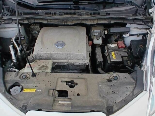 Белый Ниссан Лиф, объемом двигателя 0 л и пробегом 107 тыс. км за 6250 $, фото 5 на Automoto.ua