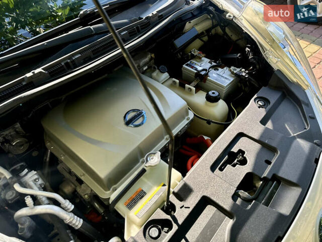 Белый Ниссан Лиф, объемом двигателя 0 л и пробегом 144 тыс. км за 6700 $, фото 30 на Automoto.ua