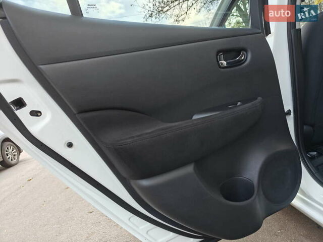 Белый Ниссан Лиф, объемом двигателя 0 л и пробегом 118 тыс. км за 7599 $, фото 45 на Automoto.ua