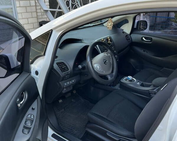 Белый Ниссан Лиф, объемом двигателя 0 л и пробегом 156 тыс. км за 6700 $, фото 8 на Automoto.ua