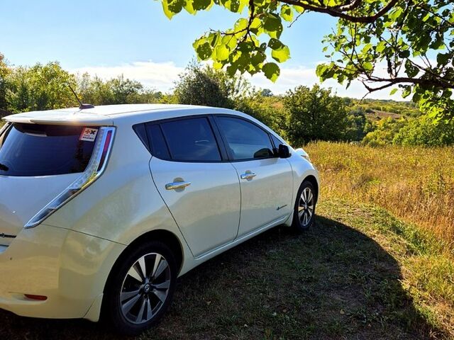 Белый Ниссан Лиф, объемом двигателя 0 л и пробегом 219 тыс. км за 7500 $, фото 10 на Automoto.ua