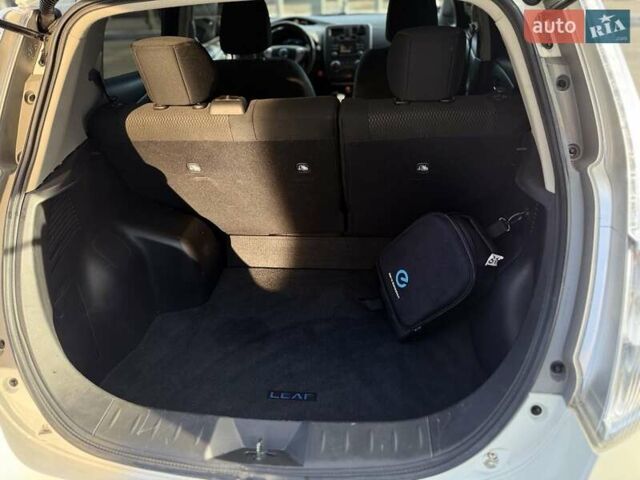 Білий Ніссан Ліф, об'ємом двигуна 0 л та пробігом 60 тис. км за 7500 $, фото 9 на Automoto.ua