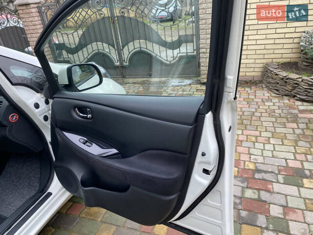 Белый Ниссан Лиф, объемом двигателя 0 л и пробегом 148 тыс. км за 5999 $, фото 11 на Automoto.ua