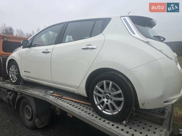 Белый Ниссан Лиф, объемом двигателя 0 л и пробегом 72 тыс. км за 6750 $, фото 16 на Automoto.ua