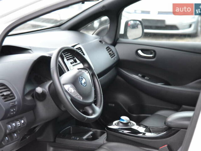 Белый Ниссан Лиф, объемом двигателя 0 л и пробегом 124 тыс. км за 5800 $, фото 12 на Automoto.ua