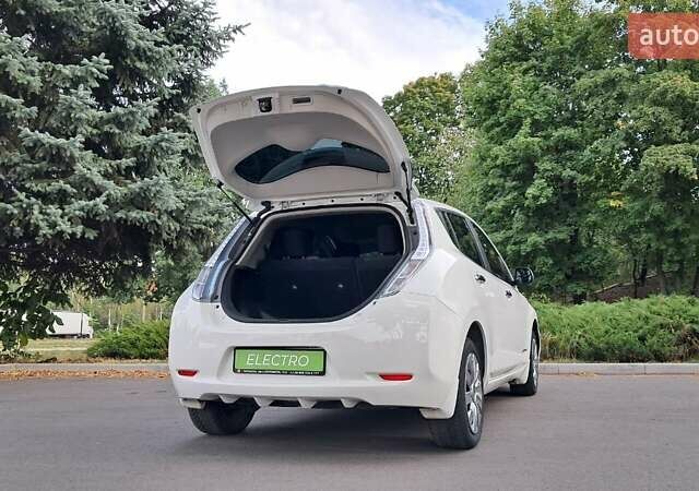 Белый Ниссан Лиф, объемом двигателя 0 л и пробегом 112 тыс. км за 7000 $, фото 8 на Automoto.ua